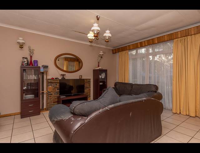 5 BEDROOM FREEHOLD SOLD IN BRACKENHURST